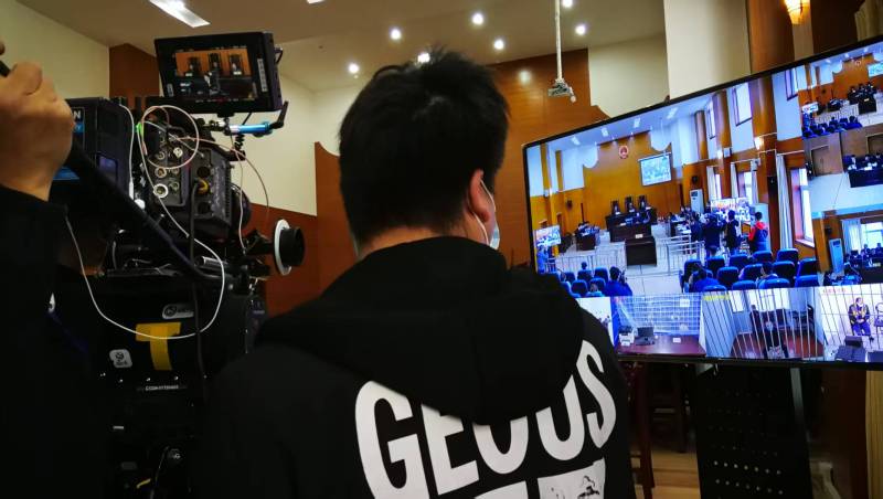 AI生成VS人工创意——大姚县广告片拍摄公司的技术浪漫主义实践